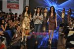 Model walk the ramp at Lina Tipnis show at Gitanjali Cyclothon fashion show in Trident, Bandra, Mumbai on 7th Feb 2011 (9).JPG